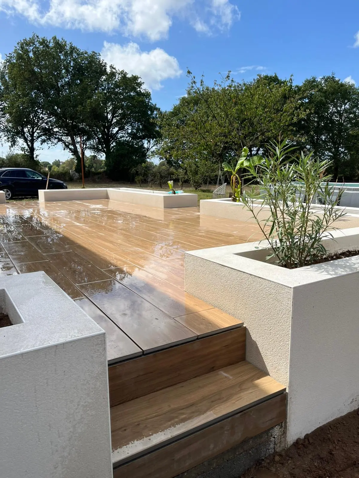 Terrasse en bois et dallage moderne à Chaumes-en-Retz, réalisée par Gaïa Paysage.